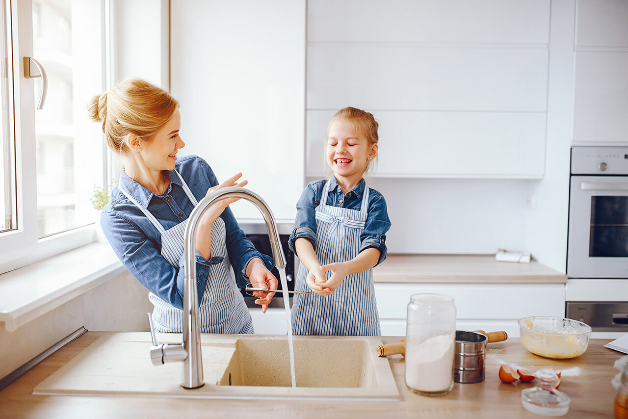 Familia lavando alimentos con agua purificada